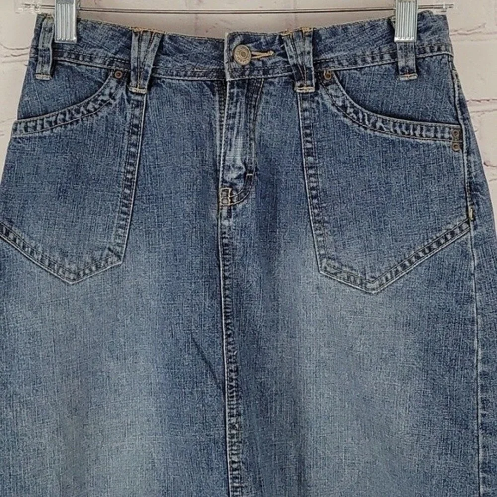 Unionbay 100% Cotton Medium Wash Jean skirt. Size 14